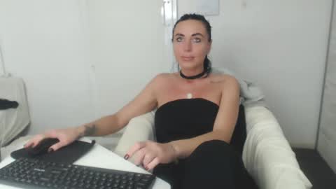 Snapshot of spicemint chatting on 02-10-25, 08:42 Carla online show from 02-10-25, 08:42