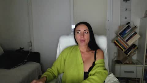 Snapshot of spicemint chatting on 10-03-25, 02:58 Carla online show from 10-03-25, 02:58