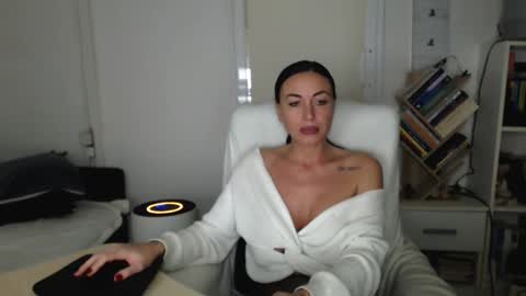 Snapshot of spicemint chatting on 10-13-25, 04:51 Carla online show from 10-13-25, 04:51