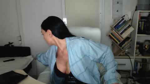 Snapshot of spicemint chatting on 10-15-25, 04:07 Carla online show from 10-15-25, 04:07