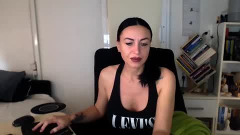 Snapshot of spicemint chatting on 11-03-25, 01:12 Carla online show from 11-03-25, 01:12