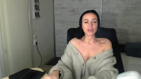 Snapshot of spicemint chatting on 11-12-25, 03:45 Carla online show from 11-12-25, 03:45