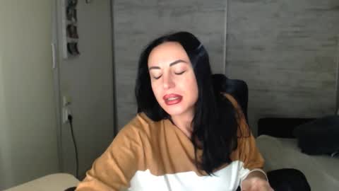 Snapshot of spicemint chatting on 11-16-25, 06:35 Carla online show from 11-16-25, 06:35