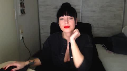 Snapshot of spicemint chatting on 11-18-25, 05:17 Carla online show from 11-18-25, 05:17