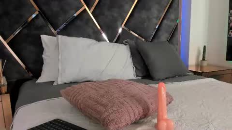 Snapshot of staciemoon chatting on 07-26-26, 05:53 Stacie online show from 07-26-26, 05:53