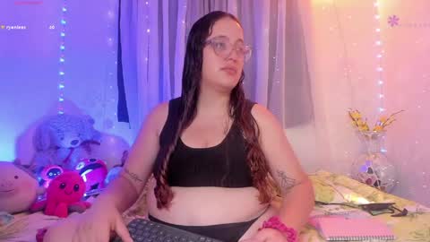 Snapshot of stacy_millerr chatting on 06-04-26, 12:33 Stacy Boobs online show from 06-04-26, 12:33