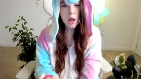 Snapshot of stacyluxxe chatting on 12-15-25, 04:44 Stacy online show from 12-15-25, 04:44