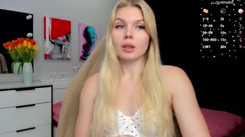 Snapshot of starlight_2004 chatting on 03-09-25, 04:00 Caroline online show from 03-09-25, 04:00