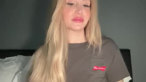 Stella Bella online show from 12-30-24, 04:20