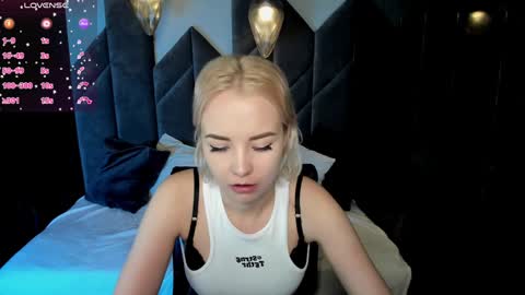 Snapshot of stephanie_sea chatting on 01-27-25, 09:11 Stephanie Sea online show from 01-27-25, 09:11