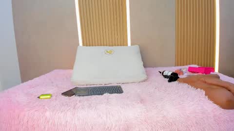 Stephany online show from 10-27-25, 03:43