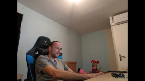 Snapshot of stickolive1 chatting on 09-17-25, 08:43 stickolive1 online show from 09-17-25, 08:43