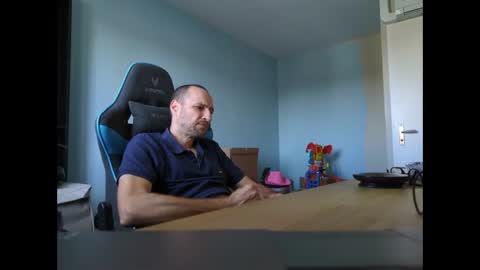 Snapshot of stickolive1 chatting on 09-18-25, 01:35 stickolive1 online show from 09-18-25, 01:35