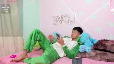 Snapshot of stiven_twinkboy chatting on 02-13-25, 12:57 Bryan Stiven online show from 02-13-25, 12:57