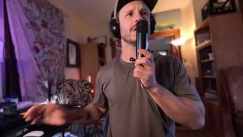 Snapshot of straightishd chatting on 10-30-25, 04:30 Cowboy Zuhly online show from 10-30-25, 04:30