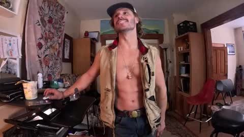 Snapshot of straightishd chatting on 12-01-25, 05:18 Cowboy Zuhly online show from 12-01-25, 05:18