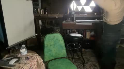 Snapshot of straightishd chatting on 04-19-26, 08:02 Cowboy Zuhly online show from 04-19-26, 08:02