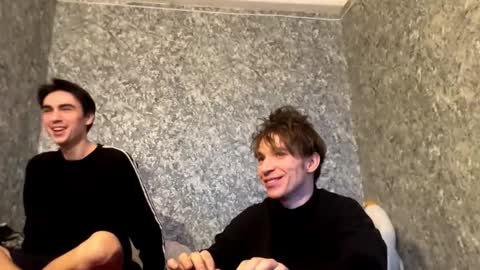 Snapshot of stralght_twinks chatting on 12-22-25, 11:18 Ray online show from 12-22-25, 11:18