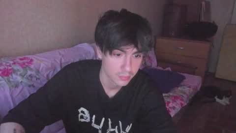 Snapshot of stralght_twinks chatting on 06-15-26, 12:46 Ray online show from 06-15-26, 12:46