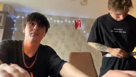 Snapshot of stralght_twinks chatting on 06-17-26, 09:56 Ray online show from 06-17-26, 09:56