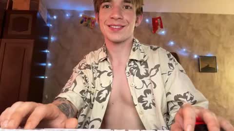 Snapshot of stralght_twinks chatting on 07-14-26, 10:21 Ray online show from 07-14-26, 10:21