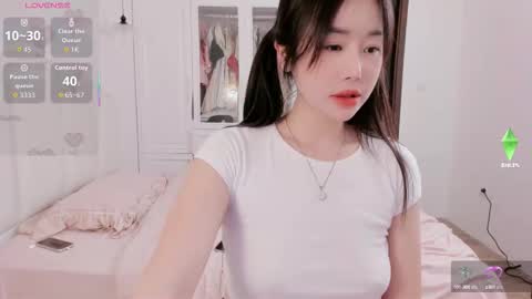 Snapshot of strawberry_loveee chatting on 10-16-25, 05:30 strawberry_loveee online show from 10-16-25, 05:30