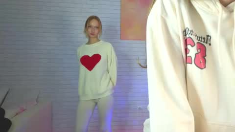 Snapshot of strawberryglow chatting on 11-14-25, 09:46 Alice and Violetta online show from 11-14-25, 09:46