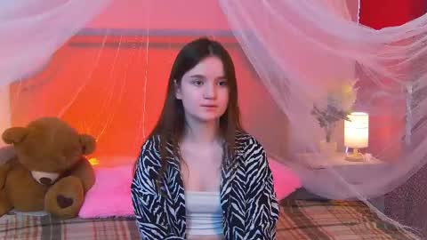 Snapshot of strawbunnybite chatting on 05-19-26, 02:45 Bunny online show from 05-19-26, 02:45