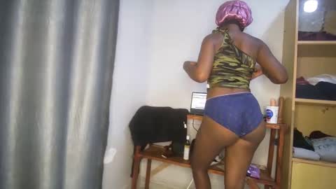 Snapshot of streetlioness chatting on 09-19-25, 10:54 streetlioness online show from 09-19-25, 10:54