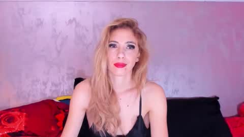 Snapshot of strippernextdoor chatting on 11-22-25, 12:53 Elissa online show from 11-22-25, 12:53