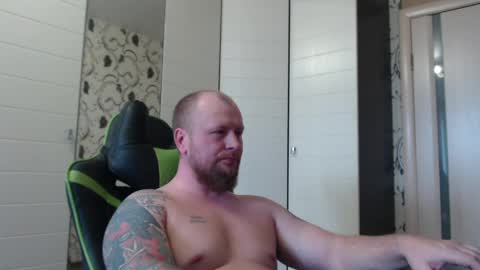 Snapshot of strongass18 chatting on 04-25-26, 01:41 Alex online show from 04-25-26, 01:41
