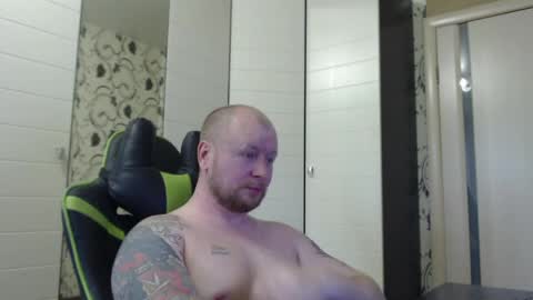 Snapshot of strongass18 chatting on 05-12-26, 09:17 Alex online show from 05-12-26, 09:17