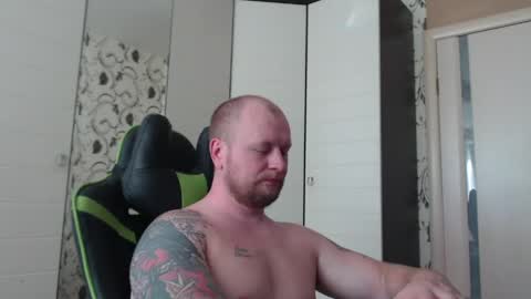 Snapshot of strongass18 chatting on 05-19-26, 07:47 Alex online show from 05-19-26, 07:47