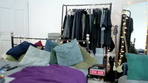 Snapshot of strongmellow chatting on 09-18-25, 06:10 strongmellow online show from 09-18-25, 06:10