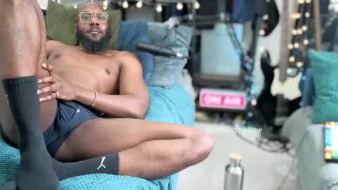 Snapshot of strongmellow chatting on 10-23-25, 03:22 strongmellow online show from 10-23-25, 03:22