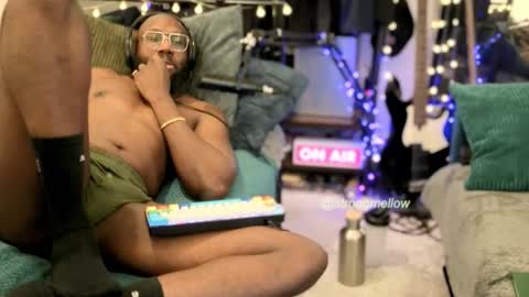 Snapshot of strongmellow chatting on 10-24-25, 06:04 strongmellow online show from 10-24-25, 06:04