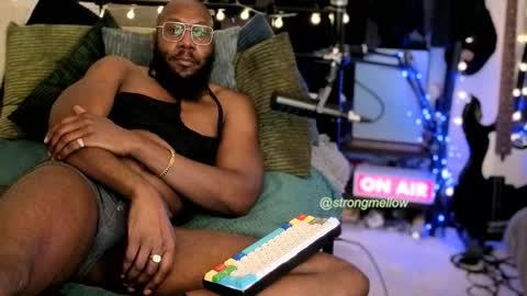 Snapshot of strongmellow chatting on 10-27-25, 06:45 strongmellow online show from 10-27-25, 06:45