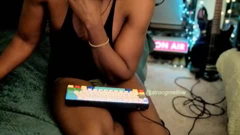 Snapshot of strongmellow chatting on 11-29-25, 06:33 strongmellow online show from 11-29-25, 06:33