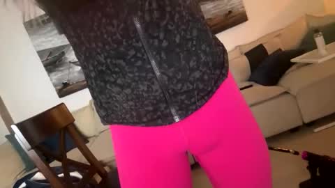 Snapshot of submiss14 chatting on 12-17-25, 07:25 Sissy Isabella online show from 12-17-25, 07:25