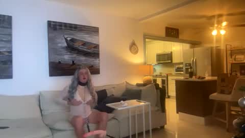 Snapshot of submiss14 chatting on 12-18-25, 08:53 Sissy Isabella online show from 12-18-25, 08:53