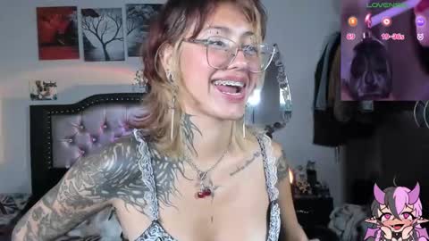 Snapshot of succubus_girl_ chatting on 01-28-25, 05:56 Alexy online show from 01-28-25, 05:56