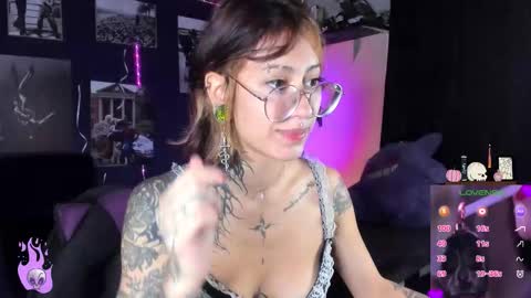 Snapshot of succubus_girl_ chatting on 11-11-25, 03:23 Alexy online show from 11-11-25, 03:23