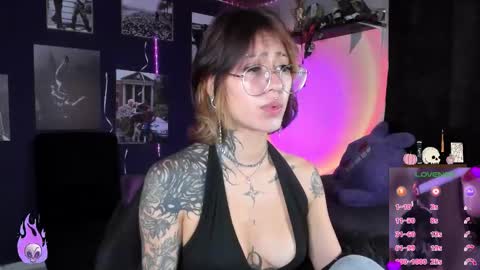 Snapshot of succubus_girl_ chatting on 11-22-25, 02:27 Alexy online show from 11-22-25, 02:27