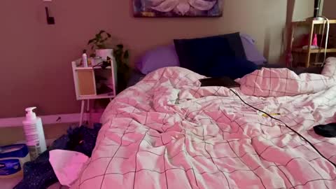 Snapshot of suckmythong410104 chatting on 12-15-24, 09:31 SaraSabeen online show from 12-15-24, 09:31