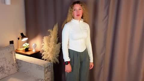 Snapshot of sueholt chatting on 11-18-25, 01:15 Sue online show from 11-18-25, 01:15