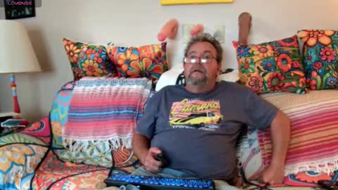 Snapshot of suenixon chatting on 10-15-25, 02:17 suenixon online show from 10-15-25, 02:17