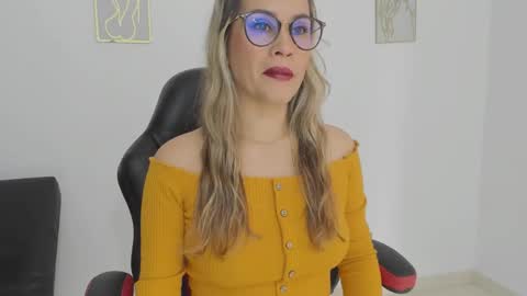 Snapshot of sugar_milff chatting on 11-06-25, 02:18 sugar_milff online show from 11-06-25, 02:18