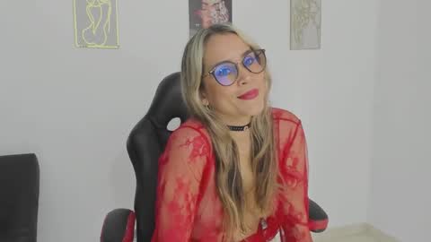 Snapshot of sugar_milff chatting on 11-24-25, 01:44 sugar_milff online show from 11-24-25, 01:44