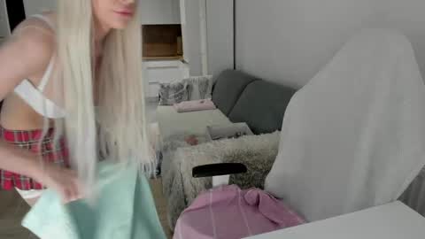 Snapshot of sugar_rainbow chatting on 04-26-26, 03:59 Kinga online show from 04-26-26, 03:59