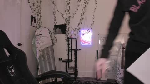 Ella online show from 05-25-26, 03:56